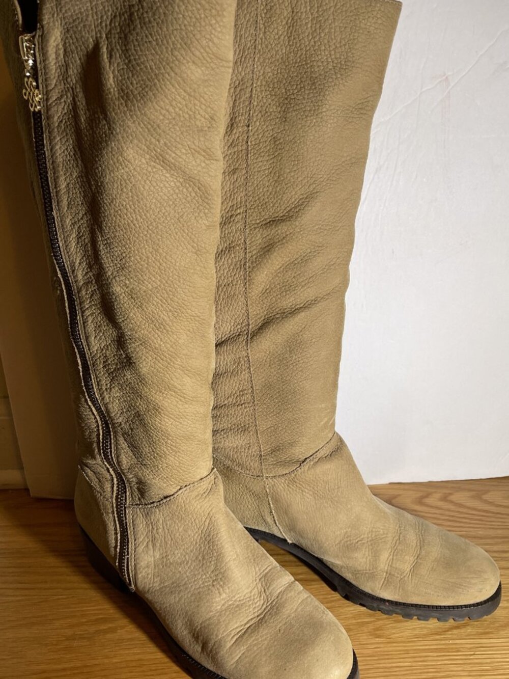 DIANE VON FURSTENBURG Boots Sz9.5 Tan Pebbled Leather Knee High Zipper EUC luxe